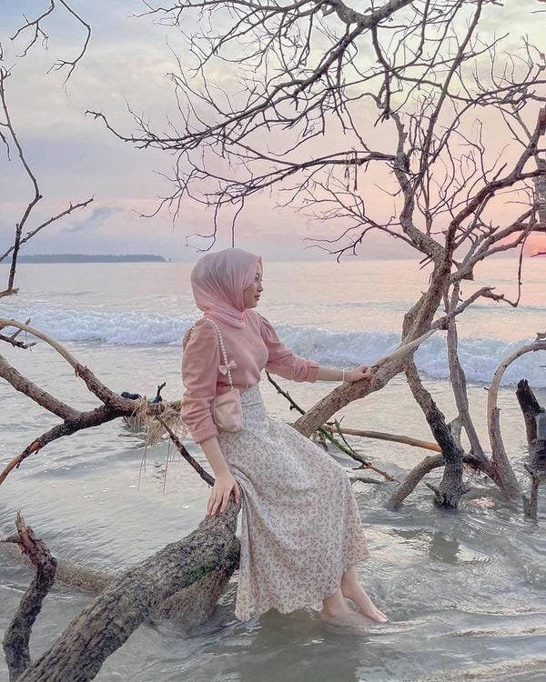 7 Ide Foto Estetis di Pantai untuk Mempercantik Feed Media Sosial Kamu 7 Ide Foto Estetis di Pantai untuk Mempercantik Feed Media Sosial Kamu