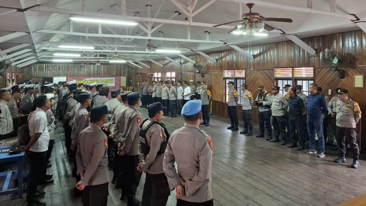 Personel Polres Barito Selatan mengikuti apel siaga pengamanan tahap kampanye Pilkada 2024 yang digelar di Aula RJ Mako Satsamapta, Jalan Tugu, Buntok (19/10).