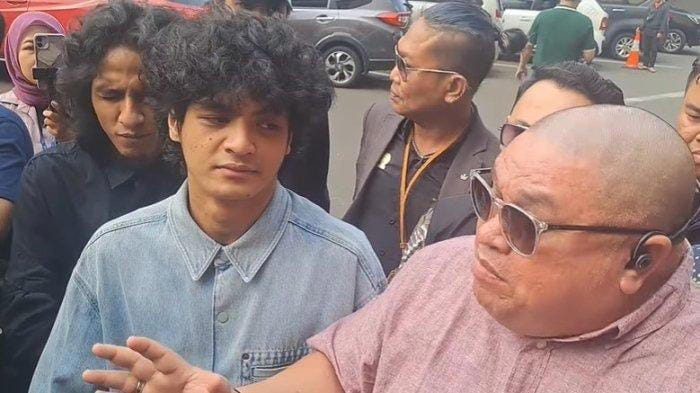 Vadel Badjideh didampingi kuasa hukumnya saat penuhi panggilan polisi buntut laporan dari Nikita Mirzani. (Tangkapan layar YouTube Intens Investigasi)