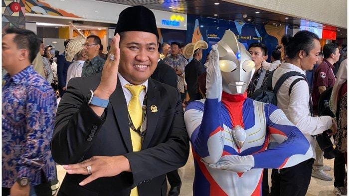 Jamaludin Malik, Anggota DPR yang Viral dengan Kostum Ultraman, Resmi Dilantik di Jakarta Jamaludin Malik, Anggota DPR yang Viral dengan Kostum Ultraman, Resmi Dilantik di Jakarta