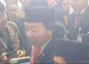 Komeng Diteriaki “Uhuy” Saat Wajahnya Muncul di Videotron, Lelucon Warnai Pelantikan Anggota DPD RI