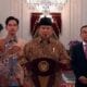 Presiden Prabowo Subianto bersama Wakil Presiden Gibran Rakbuming Raka menyampaikan paparannya saat Pengumuman Menteri Negara dalam Pemerintahan Periode 2024-2029 di Istana Merdeka, Jakarta, Minggu (20/10/2024). Foto: YouTube/Sekretariat Presiden