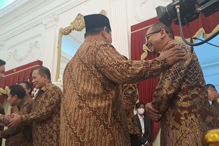 Momen Mengharukan saat Qodari Dilantik sebagai Wakil Kepala Staf Presiden, Prabowo Menyentuh Pundaknya