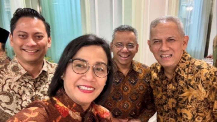 Sri Mulyani Resmi Jadi Menkeu Prabowo, Ajak Tiga Wakil Menteri Berfoto Kompak di Jakarta