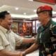 Prabowo Subianto saat berjabat tangan dengan Kolonel Infanteri Wahyo Yuniartoto