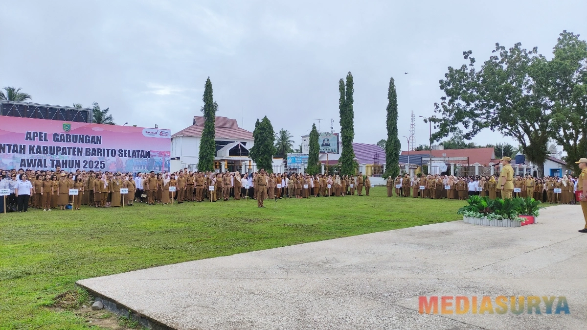 Suasana khidmat Apel Gabungan Kedua Tahun 2025 di halaman Kantor Bupati Barito Selatan, diikuti oleh ASN, PPPK, dan tenaga kontrak. (foto: MediaSurya/akhmad madani)