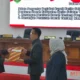 Penjabat Bupati Barito Selatan, H Deddy Winarwan, menyerahkan dokumen dua Ranperda kepada Wakil Ketua I DPRD Barsel, Ideham, dalam Rapat Paripurna ke-XII Masa Sidang II Tahun 2025. (foto: MediaSurya/akhmad madani)