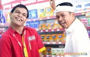 Sandi, pegawai minimarket inspiratif, bersama Kang Dedi Mulyadi. Meski memiliki keterbatasan fisik, semangatnya untuk bekerja dan menghidupi ibunya patut diacungi jempol!