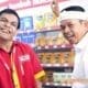 Sandi, pegawai minimarket inspiratif, bersama Kang Dedi Mulyadi. Meski memiliki keterbatasan fisik, semangatnya untuk bekerja dan menghidupi ibunya patut diacungi jempol!