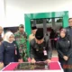 Pj Bupati Barito Selatan, H. Deddy Winarwan, menandatangani prasasti sebagai tanda peresmian Kantor Dinas Ketahanan Pangan dan Pertanian (DKPP) Barito Selatan, yang dihadiri oleh sejumlah pejabat dan tokoh masyarakat di Buntok. (foto: MediaSurya/akhmad madani)