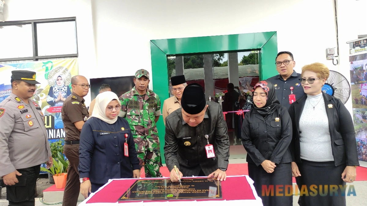 Pj Bupati Barito Selatan, H. Deddy Winarwan, menandatangani prasasti sebagai tanda peresmian Kantor Dinas Ketahanan Pangan dan Pertanian (DKPP) Barito Selatan, yang dihadiri oleh sejumlah pejabat dan tokoh masyarakat di Buntok. (foto: MediaSurya/akhmad madani)