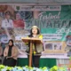 Swita Minarsih, Kepala Disdagkop dan UKM Barito Selatan, menyampaikan sambutan pembukaan Festival Anyaman Gema Buana UMKM Jilid III di Kecamatan Jenamas, yang mengusung tema pelestarian budaya dan pengembangan UMKM.