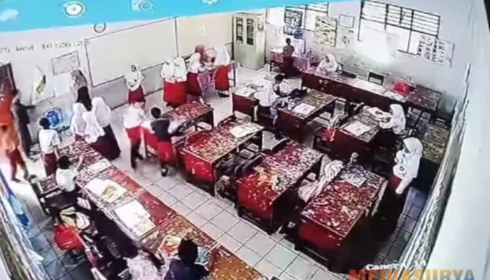 Viral Video Siswa SD Belajar di Lantai, Orangtua dan Yayasan Bantah Tuduhan “Settingan”