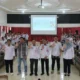Para peserta pertemuan stakeholder percepatan penurunan stunting di Kabupaten Barito Selatan berfoto bersama usai acara di Aula Kantor Bappeda Barsel, Rabu (5/2) (foto:MediaSurya/dok)