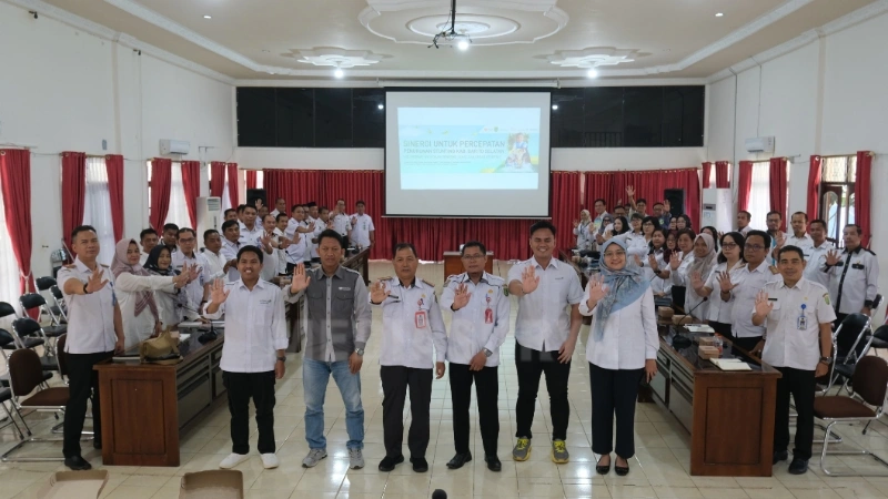 Para peserta pertemuan stakeholder percepatan penurunan stunting di Kabupaten Barito Selatan berfoto bersama usai acara di Aula Kantor Bappeda Barsel, Rabu (5/2) (foto:MediaSurya/dok)