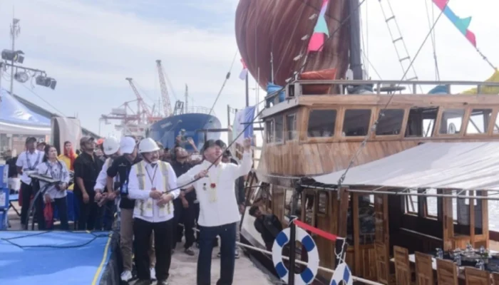 Gubernur H. Muhidin Resmikan Kapal Pinisi, Wisata Sungai Barito Makin Berkelas