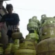 Pekerja melakukan bongkar muat tabung gas LPG 3kg (foto: MediaSurya/dok)