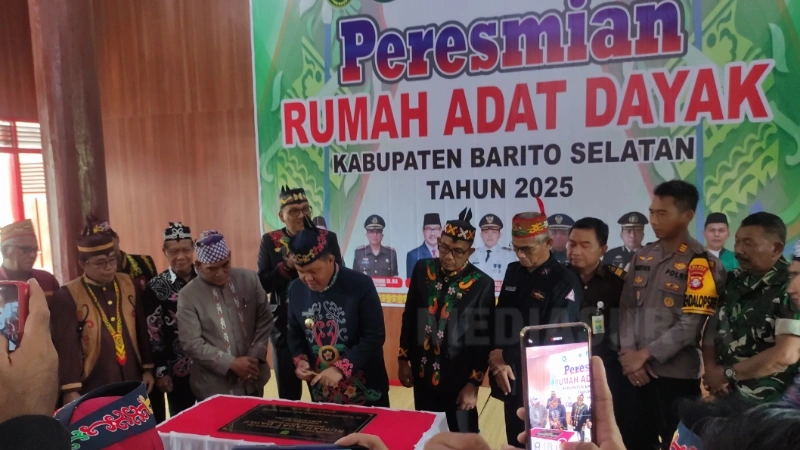 Pj Bupati Resmikan Rumah Adat Dayak Kabupaten Barito Selatan. (foto: MediaSurya/akhmad madani)