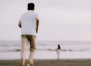Pose Foto di Pantai yang Estetik dan Instagramable