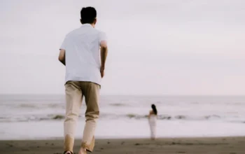 Pose Foto di Pantai yang Estetik dan Instagramable (foto: MediaSurya/pexels.com)