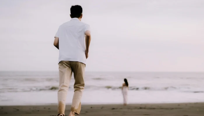 Pose Foto di Pantai yang Estetik dan Instagramable