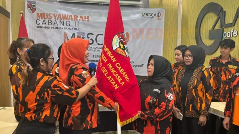 Prosesi serah terima bendera kepemimpinan dalam Musyawarah Cabang Srikandi Pemuda Pancasila Barito Selatan 2025. (foto: MediaSurya/dok)
