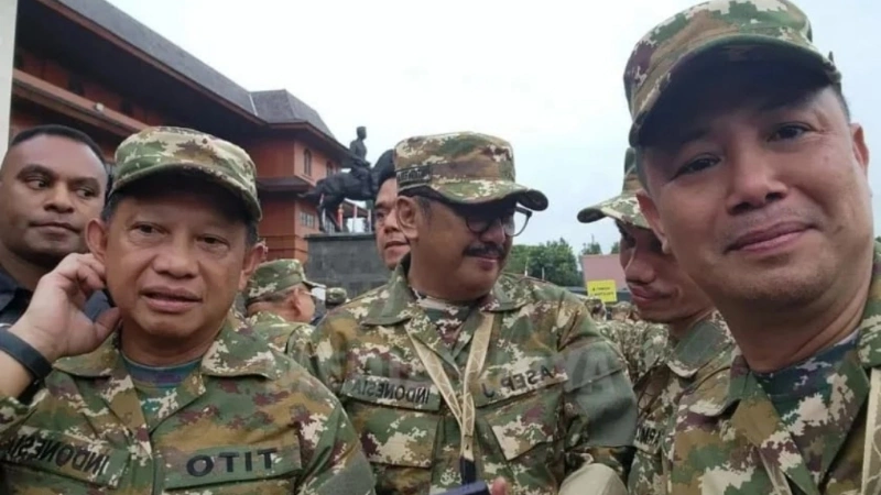 Sejumlah kepala daerah mengikuti kegiatan Retret Kepemimpinan di Lembah Tidar, Magelang, mengenakan seragam loreng (foto: MediaSurya/dok)