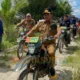 Wakil Bupati Barito Selatan, Khristianto Yudha, meninjau kondisi jalan rusak menggunakan sepeda motor bersama rombongan di wilayah Kecamatan Dusun Utara dan Karau Kuala. (foto: MediaSurya/dok)
