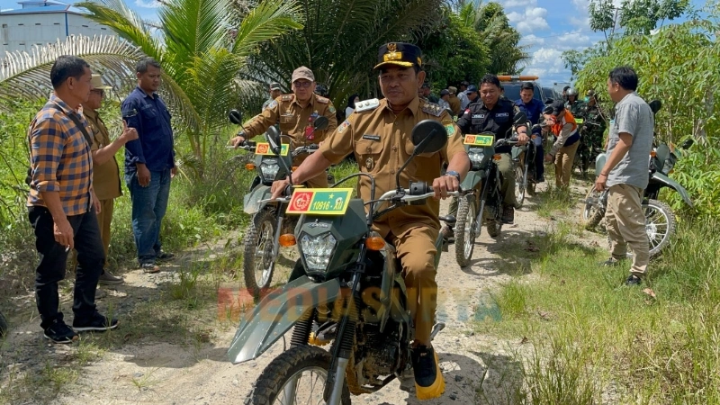 Wakil Bupati Barito Selatan, Khristianto Yudha, meninjau kondisi jalan rusak menggunakan sepeda motor bersama rombongan di wilayah Kecamatan Dusun Utara dan Karau Kuala. (foto: MediaSurya/dok)