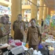 Wakil Bupati Barito Selatan (Barsel), Kalimantan Tengah (Kalteng), Khristianto Yudha berdialog dengan pedagang di Pasar Beringin Buntok terkait harga dan ketersediaan sembako menjelang Ramadan. (foto: MediaSurya/akhmad madani)