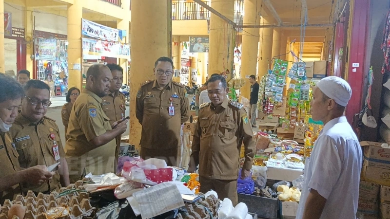 Wakil Bupati Barito Selatan (Barsel), Kalimantan Tengah (Kalteng), Khristianto Yudha berdialog dengan pedagang di Pasar Beringin Buntok terkait harga dan ketersediaan sembako menjelang Ramadan. (foto: MediaSurya/akhmad madani)