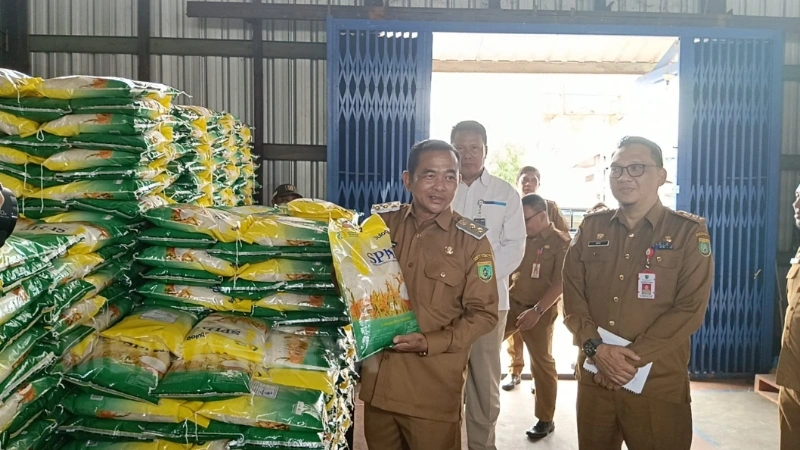 Wakil Bupati Barsel, Khristianto Yudha mengecek stok beras di Gudang Bulog Buntok guna memastikan ketersediaan pangan. (foto: MediaSurya/akhmad madani)