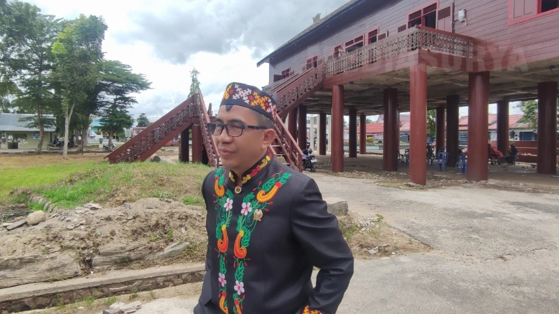 Wakil Ketua I DPRD Barsel, Ideham, Usai Peresmian Rumah Adat Dayak. (foto: MediaSurya/akhmad madani)
