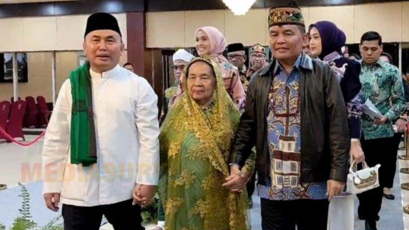 Agustiar Sabran didampingi ibunda dan adiknya, Sugianto Sabran, dalam acara Sertijab Gubernur Kalteng Kalimantan Tengah periode 2025-2030 (foto: MediaSurya/dok)