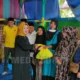 Anggota DPRD Barito Selatan, Hj Ani Mahrita, menyerahkan bantuan sembako dalam kegiatan yang digelar DPD Pengajian Al Hidayah di Buntok (foto: MediaSurya/akhmad madani)