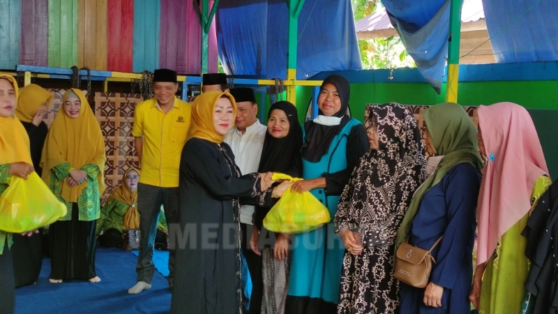 Anggota DPRD Barito Selatan, Hj Ani Mahrita, menyerahkan bantuan sembako dalam kegiatan yang digelar DPD Pengajian Al Hidayah di Buntok (foto: MediaSurya/akhmad madani)