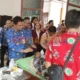 Asisten I Setda Barsel Yoga P Utomo dan Ketua DPD PPNI Barsel Imiyati menyaksikan sunatan massal dalam rangka HUT ke-51 PPNI di Kecamatan Dusun Selatan. (foto: MediaSurya/akhmad madani)