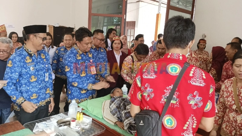 Asisten I Setda Barsel Yoga P Utomo dan Ketua DPD PPNI Barsel Imiyati menyaksikan sunatan massal dalam rangka HUT ke-51 PPNI di Kecamatan Dusun Selatan. (foto: MediaSurya/akhmad madani)