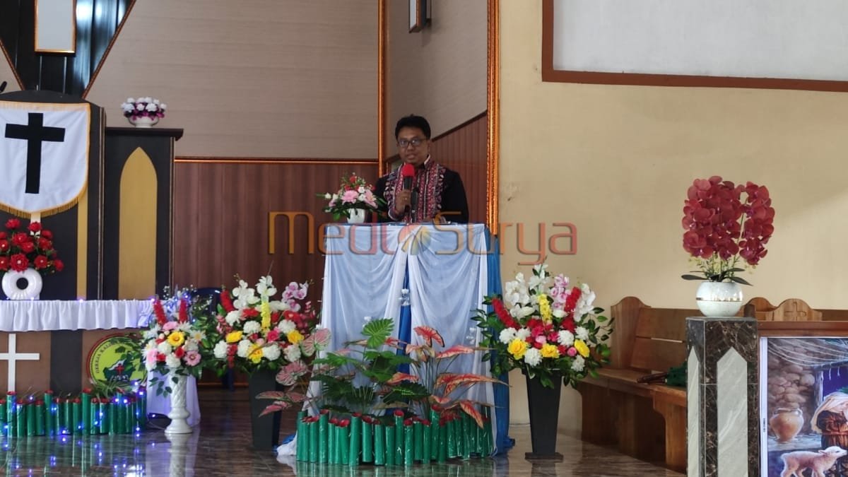 Yoga P. Utomo memberikan sambutan dalam pelantikan PWKI Barsel di Gereja Victoria Buntok.