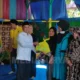Asisten II Setda Barsel, Rahmat Nuryadin, turut hadir dan menyerahkan secara simbolis paket sembako dalam kegiatan sosial DPD Pengajian Al-Hidayah Barsel di Buntok. (foto: MediaSurya/akhmad madani)