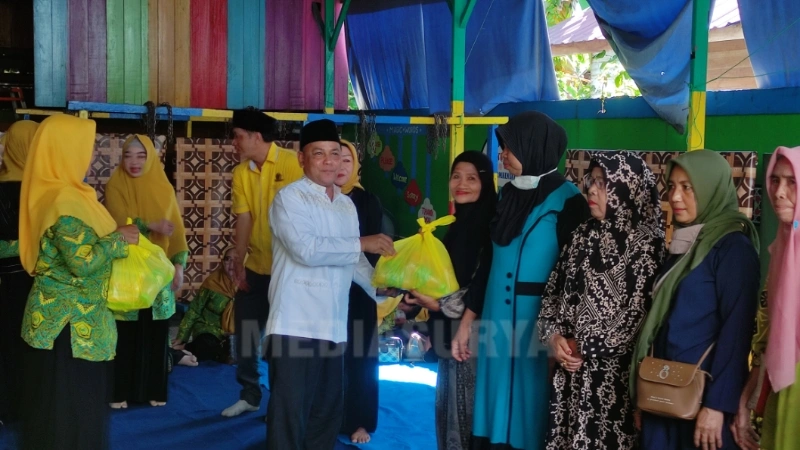 Asisten II Setda Barsel, Rahmat Nuryadin, turut hadir dan menyerahkan secara simbolis paket sembako dalam kegiatan sosial DPD Pengajian Al-Hidayah Barsel di Buntok. (foto: MediaSurya/akhmad madani)