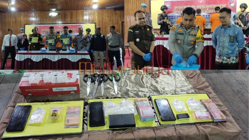 Barang bukti narkoba dan proses pemusnahan oleh Polres Barito Selatan, termasuk sabu, uang tunai, dan alat komunikasi.