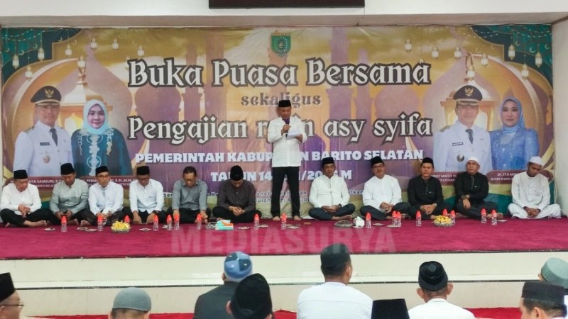 Bupati Barito Selatan, Eddy Raya Syamsuri, memberikan sambutan dalam acara buka puasa bersama dan pengajian Asyifa yang digelar Pemkab Barsel di Pendopo Rumah Jabatan Bupati, Selasa (4/3). (foto: DINAMIKA KALTENG/akhmad madani)