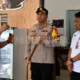 Bupati Barsel Eddy Raya Syamsuri (kiri) Kapolres Barsel AKBP Asep Bangbang Saputra (tengah) Asisten I Setda Barsel, Yoga P. Utomo (kanan) (foto: MediaSurya/dok)