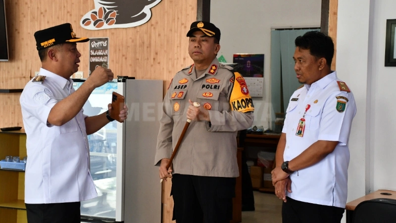 Bupati Barsel Eddy Raya Syamsuri (kiri) Kapolres Barsel AKBP Asep Bangbang Saputra (tengah) Asisten I Setda Barsel, Yoga P. Utomo (kanan) (foto: MediaSurya/dok)