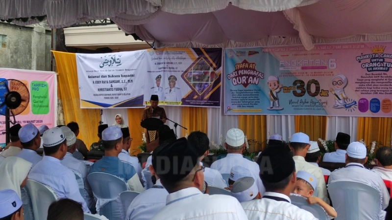 Bupati Barsel, Edy Raya Samsuri, membuka Karantina Tahfiz Al-Qur’an Angkatan VI Tahun 2025 di Guest House Kencana Buntok, yang dihadiri oleh peserta, tokoh agama, dan jajaran pemerintah daerah. (foto: MediaSurya/akhmad madani)