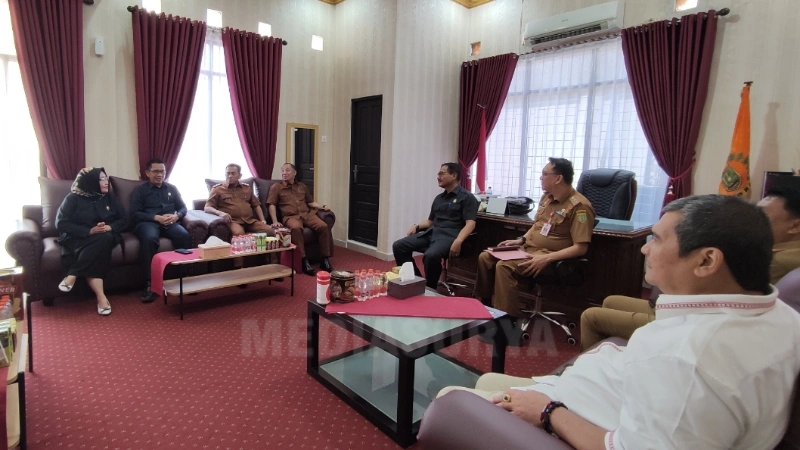 Bupati Barsel, Wakil Bupati, dan jajaran pemerintah daerah mengadakan pertemuan dengan pimpinan DPRD Barsel guna membahas efisiensi anggaran dan percepatan pembangunan daerah. (foto: MediaSurya/akhmad madani)