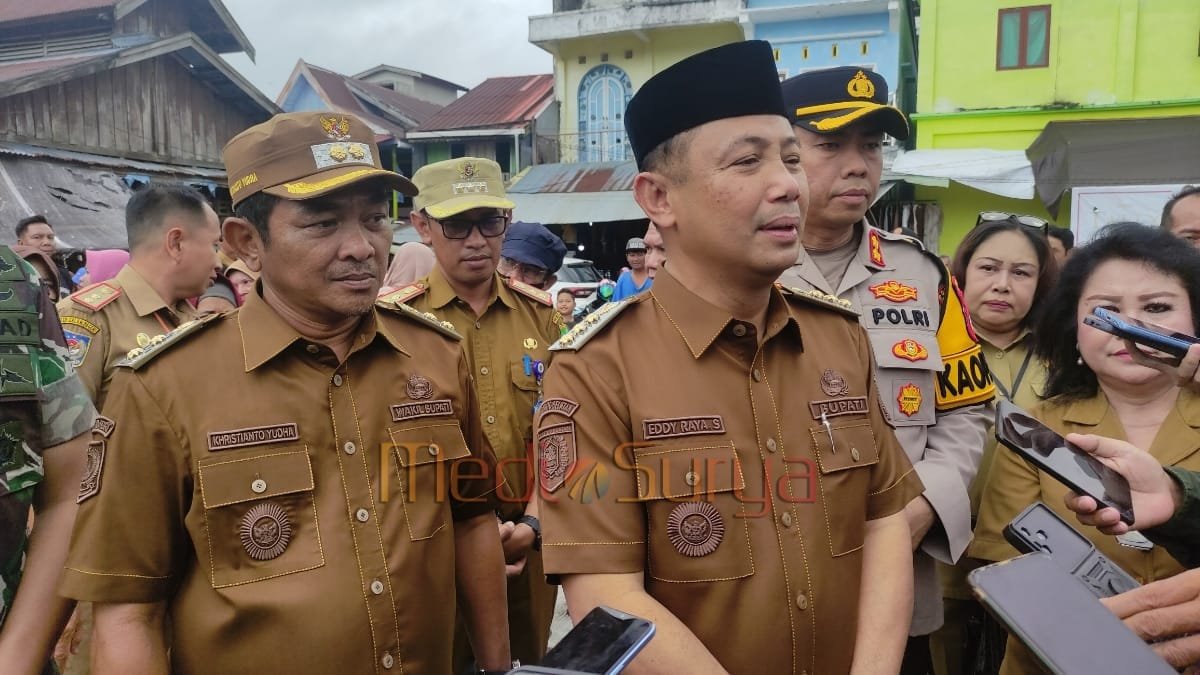 Bupati Eddy Raya Samsuri memberikan keterangan pers tentang stabilitas harga menjelang Lebaran