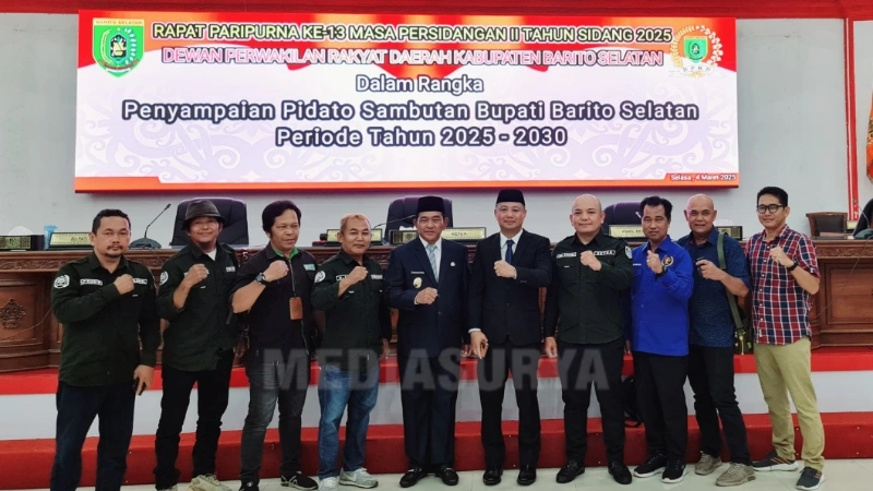 Bupati Barito Selatan Eddy Raya Samsuri dan Wakil Bupati Kristanto Yudha berfoto bersama perwakilan Persatuan Wartawan Indonesia (PWI) Barsel usai rapat paripurna di Graha Paripurna DPRD Barsel, Selasa (4/3). (foto: MediaSurya/PWI Barsel)