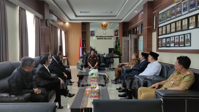 Bupati Barito Selatan Eddy Raya Samsuri bersama Wakil Bupati Khristanto Yudha saat melakukan kunjungan kerja ke Kantor Kejaksaan Negeri Barito Selatan, Selasa (4/3). (foto: MediaSurya/akhmad madani)